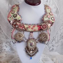 Arc-En-Ciel Haute-Couture-Halskette, bestickt mit einem Cabochon aus Limoge-Porzellan, Swarovski-Kristallen und Perlmutt. 